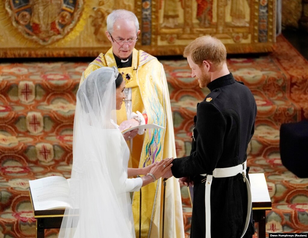Bishopi i Canterbury, Justin Welby udhÃ«hoqi ceremoninÃ« martesore. Princi Harry ka marrÃ« titullin Duka i Suxxes ndÃ«rkaq, Markel do tÃ« njihet si Dukesha e Suxxes.