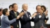 S lijeva na desno: izvršna sekretarka Okvirne konvencije UN-a o promjeni klime - Christiana Figueres, generalni sekretar - Ban Ki-moon, francuski šef diplomatije - Laurent Fabius i predsjednik Francuske - Francois Hollande, 12. decembar 2015.