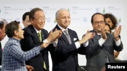 S lijeva na desno: izvršna sekretarka Okvirne konvencije UN-a o promjeni klime - Christiana Figueres, generalni sekretar - Ban Ki-moon, francuski šef diplomatije - Laurent Fabius i predsjednik Francuske - Francois Hollande, 12. decembar 2015.