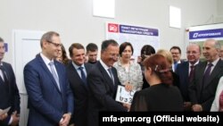 Reprezentantul special al OSCE, Franco Frattini, și negociatorul-șef de la Tiraspol, Vitali Ignatiev, la ceremonia de înmânare a primelor numere de înmatriculare neutre, Tiraspol, 10 septembrie 2018