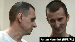 Олег Сенцов (л) і Олександр Кольченко, засуджені російським судом