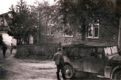Немцы каля сынагогі, ліпень 1941 году (з калекцыі Сяргея Міхалевіча)