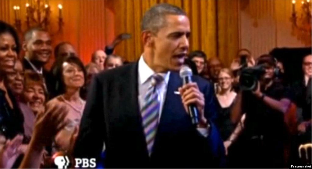 Presidenti i SHBA-së, Barack Obama, duke kënduar me B.B. Kingun në Shtëpinë e Bardhë.