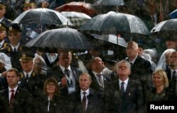 Атмосферу предыдущего визита Владимира Путина в Белград подпортил октябрьский ливень. Но ни военному параду, ни русско-сербской дружбе дождь не помешал