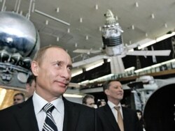 Владимир Путин и первый вице-премьер Сергей Иванов на выставке, посвященной истории советской космонавтики, Калуга, 2007 год
