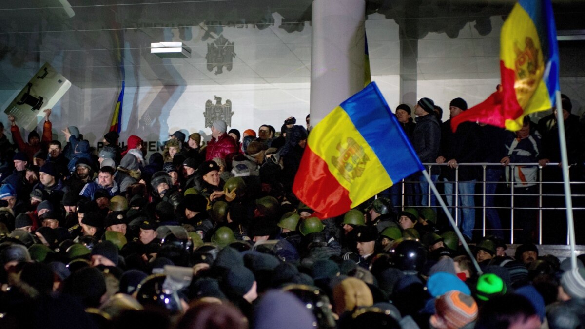 В молдавии началось. Сиреневая революция в Молдавии 2009. Протесты в Молдове. Массовые беспорядки Молдова. Сиреневая революция в Молдавии.