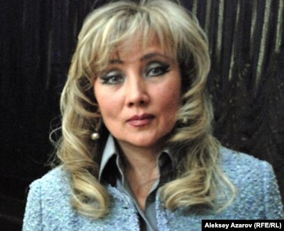 Қара жігіт қыздың мысығын сиқты