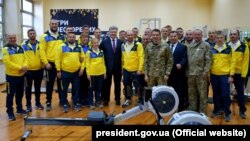 Президент України Петро Порошенко під час відвідання тренувального табору, де тренується збірна, яка тоді готувалася до участі в Іграх Нескорених 2018 в австралійському Сіднеї. Київ, 14 жовтня 2018 року