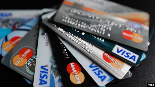 Банківські картки міжнародних платіжних систем VISA та MasterCard, випущені в Росії, ілюстраційне фото