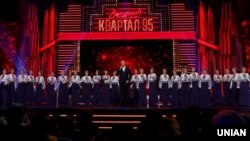 Актор «Студії Квартал-95» Євген Кошовий і учасники Хору імені Григорія Верьовки під час концерту-запису «Вечірнього кварталу». Київ, 15 жовтня 2019 року