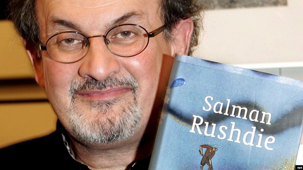 سلمان رشدی در جلسه معرفی یکی از کتاب‌هایش؛ عکس آرشیوی
