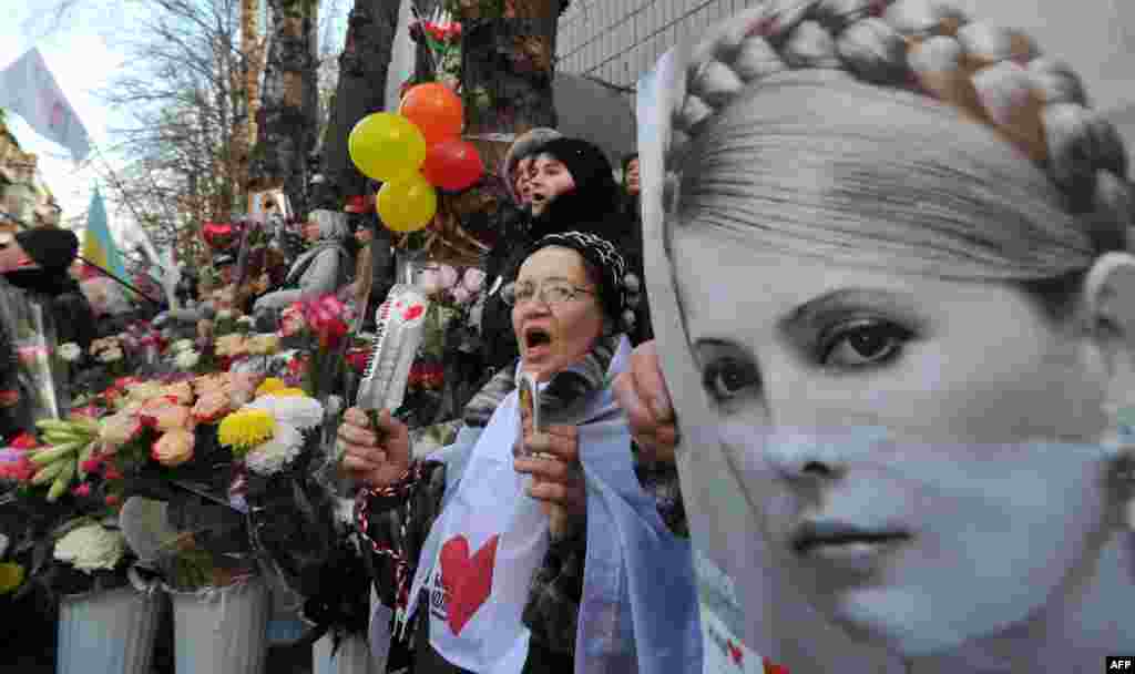 Marking Tymoshenko&#39;s 51st birthday, a supporter holds her portrait during a rally in front of a Kyiv prison on November 27, 2011.