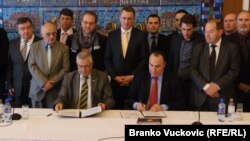 Dušan Puača (L) i Agim Šahini potpisuju Memorandum o saradnji privrednika iz Srbije i sa Kosova