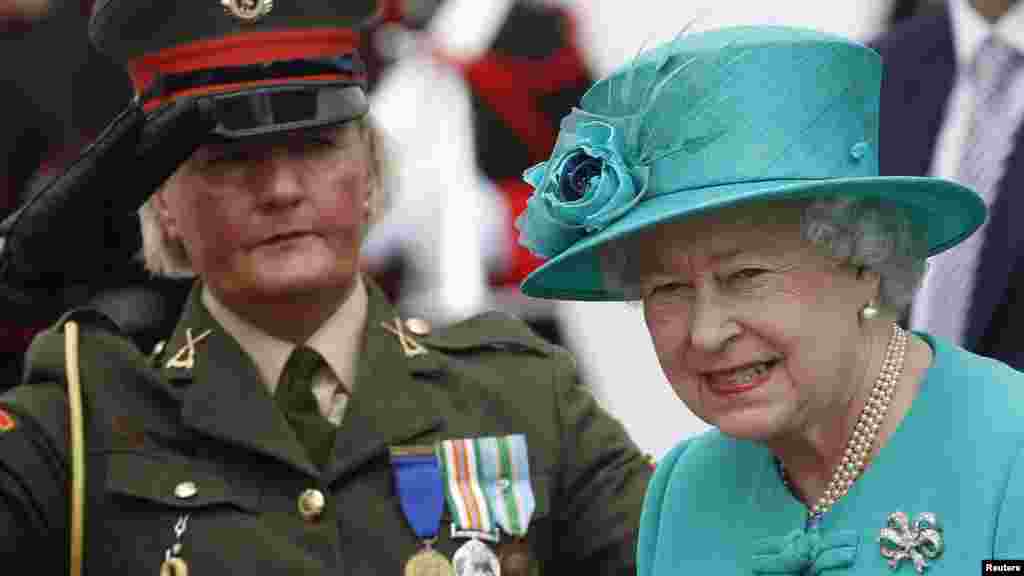 Кралица Елизабет пристига в резиденцията на ирландския президент Мери Макалийс в Дъблин, 17 май 2011 г.
