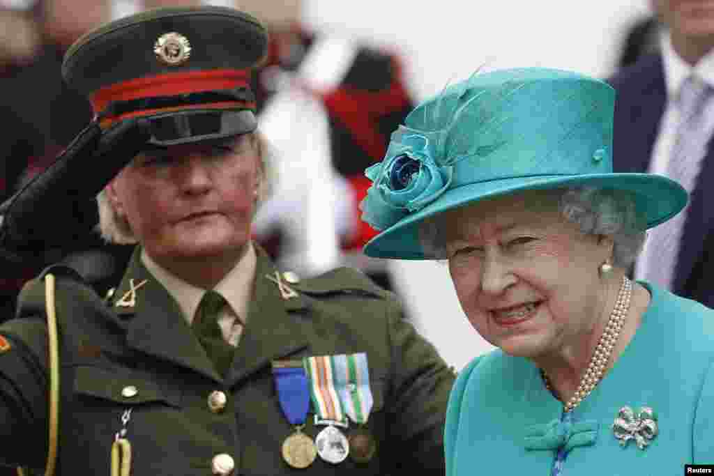 The queen arrives at the Irish president&#39;s residence during her historic visit in May 2011, the first by a British head of state to the Republic of Ireland, which gained independence from the United Kingdom in 1922.