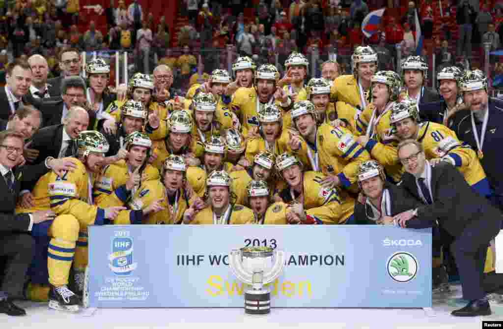 Sweden&#39;s national team poses with the 2013 Ice Hockey World Championship trophy at the Globe Arena in Stockholm after the home favorites defeated dark-horse finalist Switzerland 5-1. (Reuters/Arnd Wiegmann)