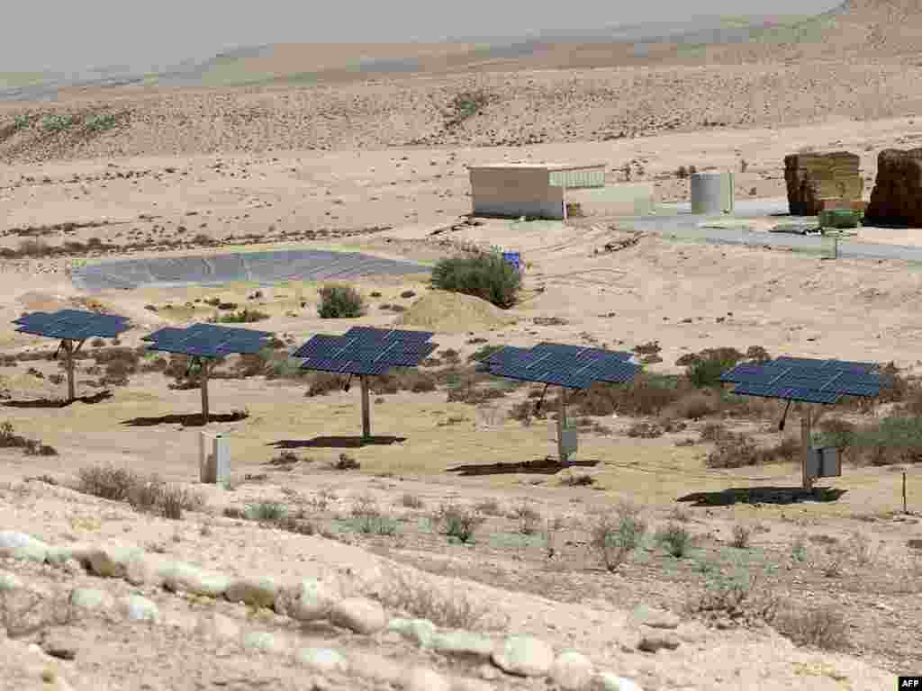 Israel -- Solar panels stand at the Tene dairy farm in the Israeli Negev desert, on September 9, 2008. - ISRAEL, NEGEV DESERT : Solar panels stand at the Tene dairy farm in the Israeli Negev desert, on September 9, 2008. The farm runs both conventional and clean solar power. It is the biggest farm in Israeli to use such system. The Negev desert enjoys cloudless skies for most of the year. AFP PHOTO/DAVID BUIMOVITCH green03 reducing coal and oil use in industry