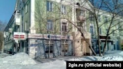 Здание офиса Бинбанка, в котором произошел взрыв, по улице Первомайская в Новосибирске