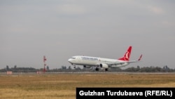 "Turkish Airlines" авиакомпаниясынын учагы.