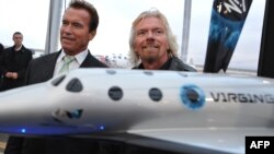 Арнольд Шварценеггер и Ричард Брэнсон на презентации SpaceShipTwo.