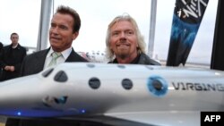 Ричард Брэнсон (оң жақта) және Арнольд Шварценеггер SpaceShipTwo ғарыш кемесін таныстыру шарасы кезінде. (Көрнекі сурет)