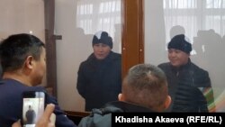 Мұрагер Әлімұлы (оң жақта) мен Қастер Мұсаханұлы (сол жақта) сотта тұр. Зайсан, 6 қаңтар 2020 жыл.