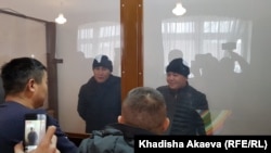 Процесс по делу Мурагера Алимулы (справа) и Кастера Мусаханулы (второй слева), двух этнических казахов из Синьцзяна, привлекаемых в Казахстане к ответственности по статье об «умышленном незаконном пересечении государственной границы». Зайсан, 6 января 2020 года