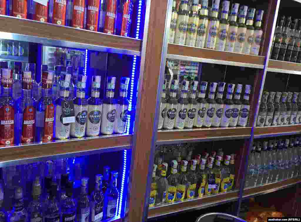 Ассортимент алкогольной продукции в ашхабадском магазине