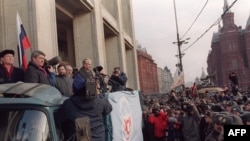 Борис Ельцин выступает на демонстрации 4 февраля 1990 года на Манежной площади в Москве