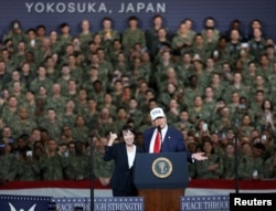 Дональд Трамп и премьер-министр Японии Санаэ Такаити выступают перед американскими военнослужащими на борту авианосца USS George Washington во время визита на военно-морскую базу США "Йокосука" в Японии. Морской порт и город Йокосука, 28 октября 2025 года