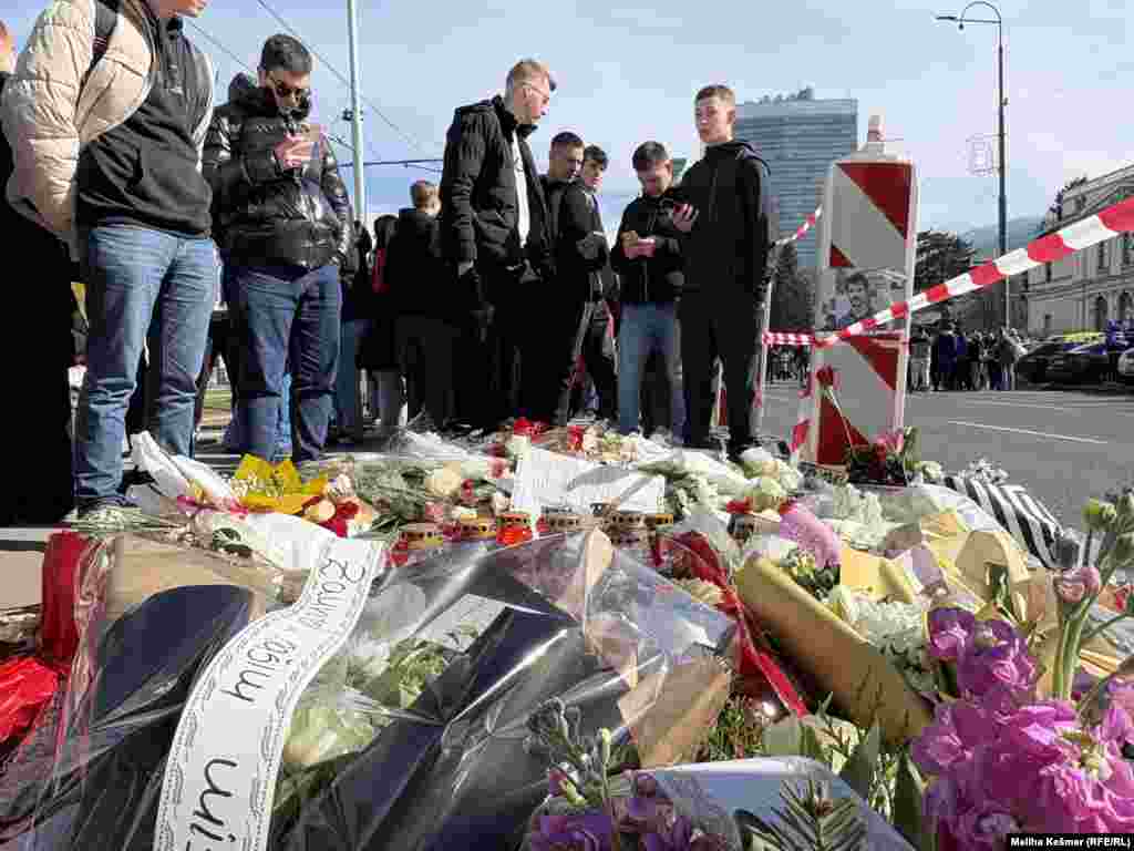 Svijeće i cvijeće za stradalog Erdoana Morankića na mjestu tragične nesreće.