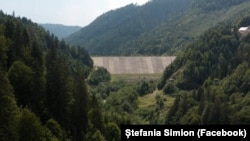 Amenajările hidroenergetice care se intersectează sau se învecinează cu arii protejate sunt contestate vehement de ONG-urile de mediu.