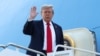 Прэзыдэнт ЗША Дональд Трамп на борце самалёта Air Force One, які ляціць на Аляску на сустрэчу з прэзыдэнтам Расеі Уладзімірам Пуціным для перамоваў аб спыненьні вайны ва Ўкраіне. 15 жніўня 2025 году