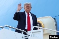 Президент США Дональд Трамп сідає на борт літака Air Force One, вирушаючи до Аляски на зустріч з президентом Росії Володимиром Путіним для переговорів про припинення війни в Україні. США, 15 серпня 2025 року