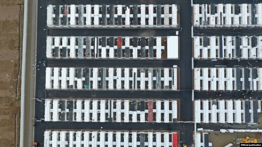 Тошкент вилоятида контейнерлардан қурилган карантин лагери. Фото Қурилиш вазирлигиники.