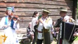 Паэтычныя чытаньні ля помніка Янку Купалу ў Вязынцы