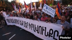 Armenia - Workers demonstrate against a controversial pension reform, Yerevan, 8May2014.