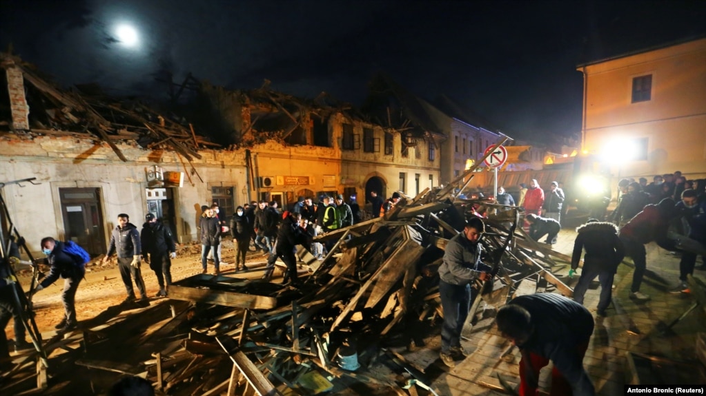 مردم در شهر پترینیا در حال کمک به نیروهای امدادی پس از وقوع زلزله