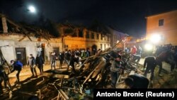 مردم در شهر پترینیا در حال کمک به نیروهای امدادی پس از وقوع زلزله