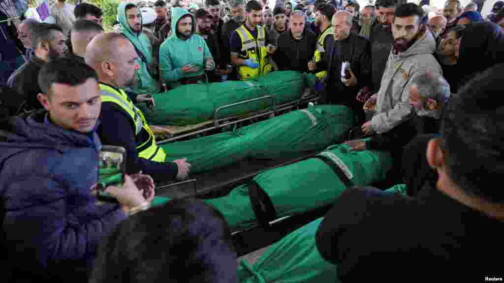 Ožalošćeni prisustvuju dženazi u Sidonu, u Libanu, 10. aprila, za osobe ubijene u izraelskom napadu koji je pogodio kafić.