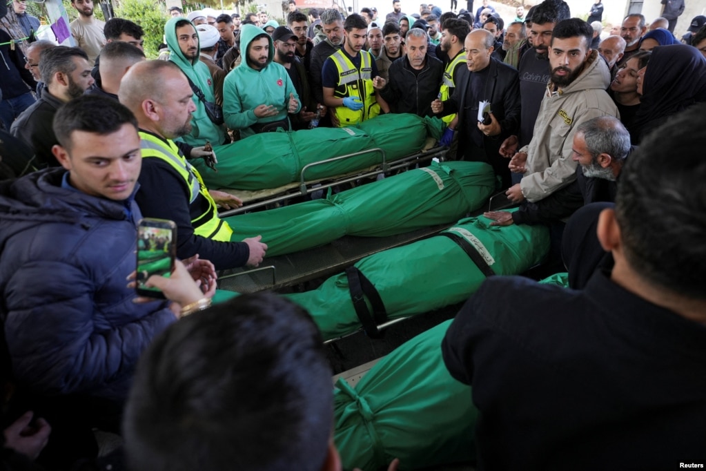 Qytetarët marrin pjesë në një funeral në Sidon të Libanit më 10 prill të organizuar për njerëzit që u vranë pasi Izraeli sulmoi një kafene.