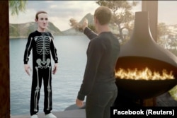 Facebook басшысы Марк Цукерберг "Метағаламдағы" аватарымен сөйлесіп тұр. Facebook-ті Meta деп өзгерту туралы видео мәлімдемесінен алынды.