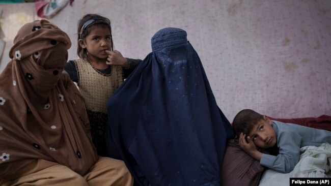 ارشیف، بې ځایه شوي کورنۍ چې بېرته خپل کور ته د تګ لپاره په تمه دي