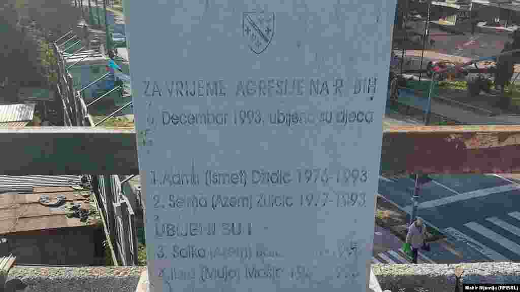 Na mostu Ciglane, u Opštini Centar, nalazi se spomen-ploča na kojoj piše da su u decembru 1993. godine ubijena djeca tokom agresije na Republiku Bosnu i Hercegovinu.