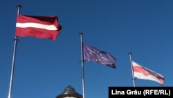 Прапори Латвії, ЄС та національний прапор Білорусі майорять перед Національною бібліотекою в Ризі, жовтень 2021 року