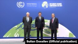 Садыр Жапаров с премьер-министром Великобритании Борисом Джонсоном и генсеком ООН Антониу Гуттеришем. Глазго. 1 ноября 2021 года.