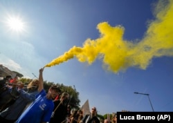 Manifestanții au aprins fumigene în timpul protestelor de sâmbătă de pe străzile Romei.