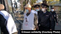 Російські силовики затримують кримських татар під Кримським гарнізонним військовим судом, Сімферополь, України