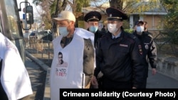Задержание крымских татар под Крымским гарнизонным военным судом в Симферополе | Крымское фото дня