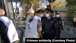 Российские силовики задерживают крымских татар под Крымским гарнизонным военным судом в Симферополе. Крым, архивное фото